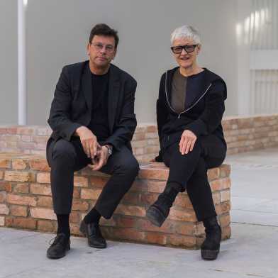 Die beiden ETH Professoren Philip Ursprung und Karin Sander sitzen auf den Sitzmöglichkeiten im Schweizer Pavillon.