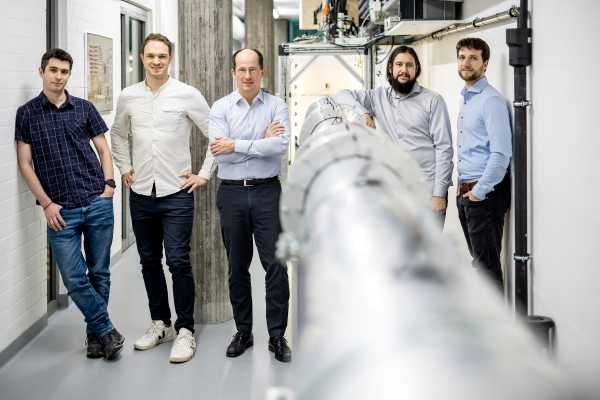 Das Team verteilt um die Quantenverbindung, v.l.n.r. Anatoly Kulikov, Simon Storz, Andreas Wallraff, Josua Schär, Janis Lütolf.