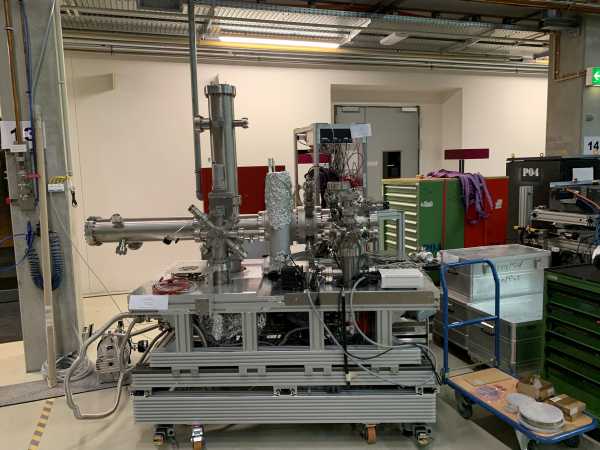 Foto des Testsignalgenerators. Eine grosse Maschine, die aus diversen Rohren, Kabeln und Platten und vielem mehr besteht.