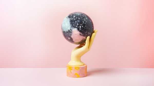 Eine durch KI generierte Skulptur. Eine Hand hält dabei eine Art Globus.