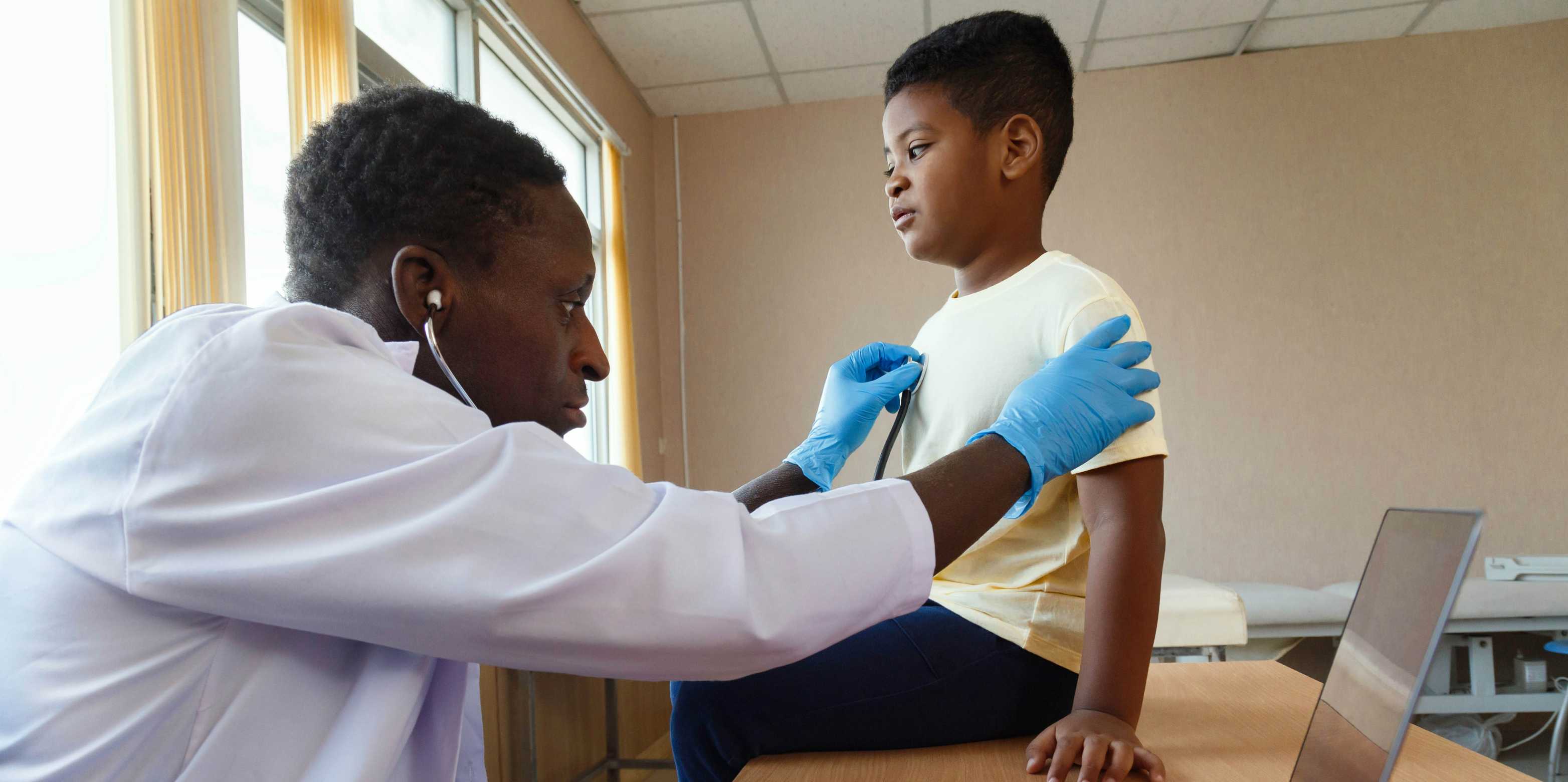 Eine Arzt untersucht ein Kind