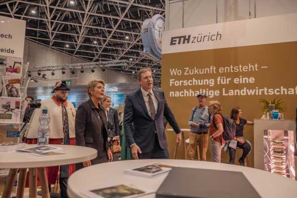 Karin Keller Suter und Christian Wolfrum am Stand der ETH Zürich
