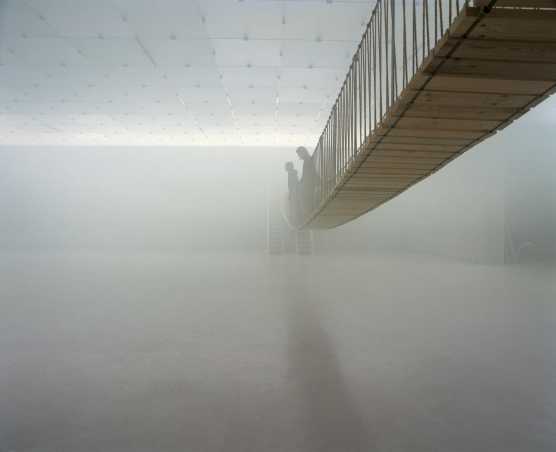 Nebel mit Brücke und zwei Menschen