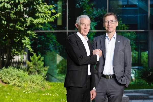 Die Präsidenten der ETH Zürich und der EPFL schütteln sich die Hände.