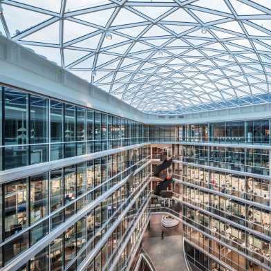 Einblick in den Innenhof des neuen Lehr-​ und Forschungsgebäudes BSS der ETH Zürich