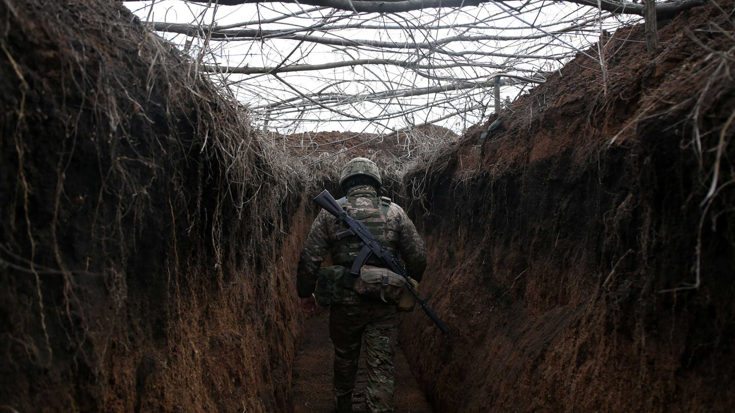 Ukrainischer Soldat in Schützengraben