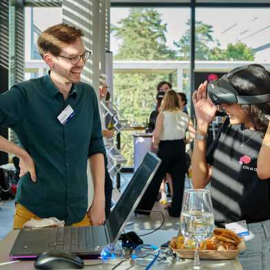 Les participants s'amusent avec les lunettes VR.