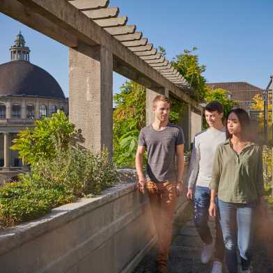 Studierende auf der ETH Terrasse mit Blick aufs Hauptgebäude