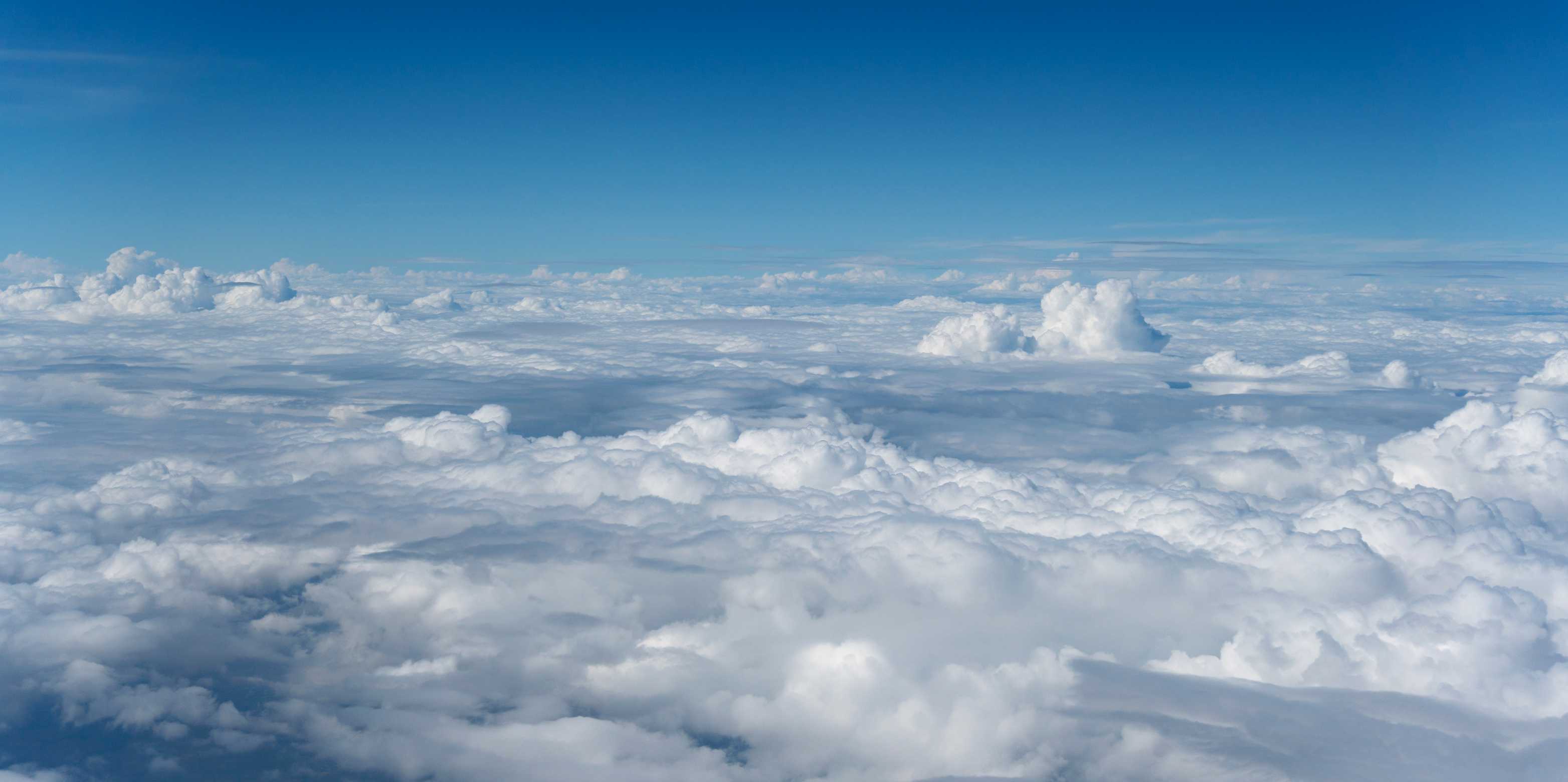 Wolken und blauer Himmel oben