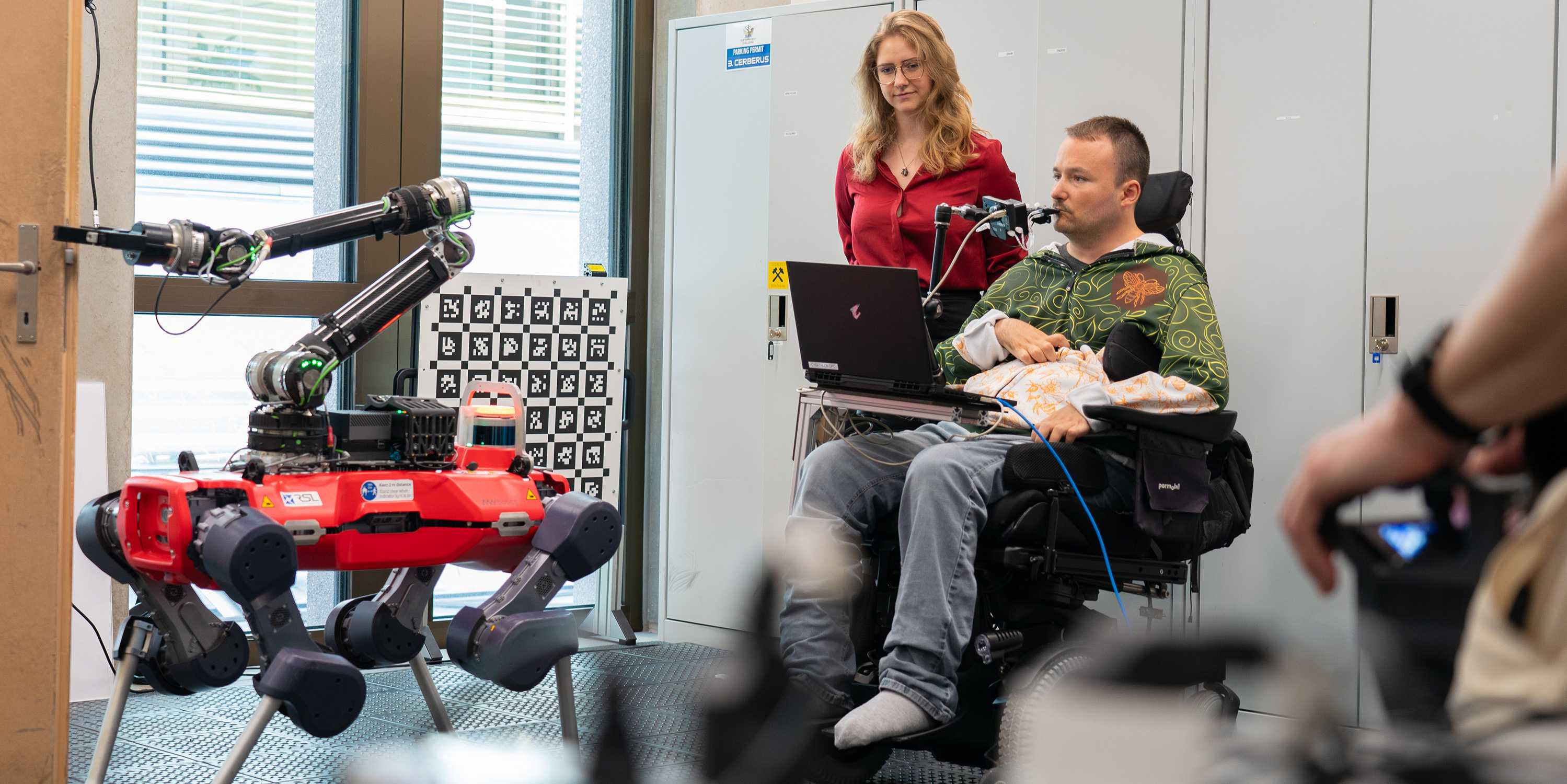 Le pilote paraplégique Sammy Kunz effectue un parkour à l'aide du robot d'assistance lors d'un entraînement pour le Cybathlon.