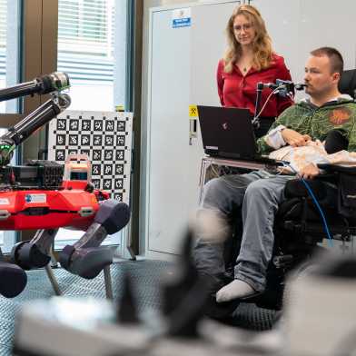 Der querschnittgelähmte Pilot Sammy Kunz absolviert mithilfe des Assistenroboter einen Parkour im Training für en Cybathlon