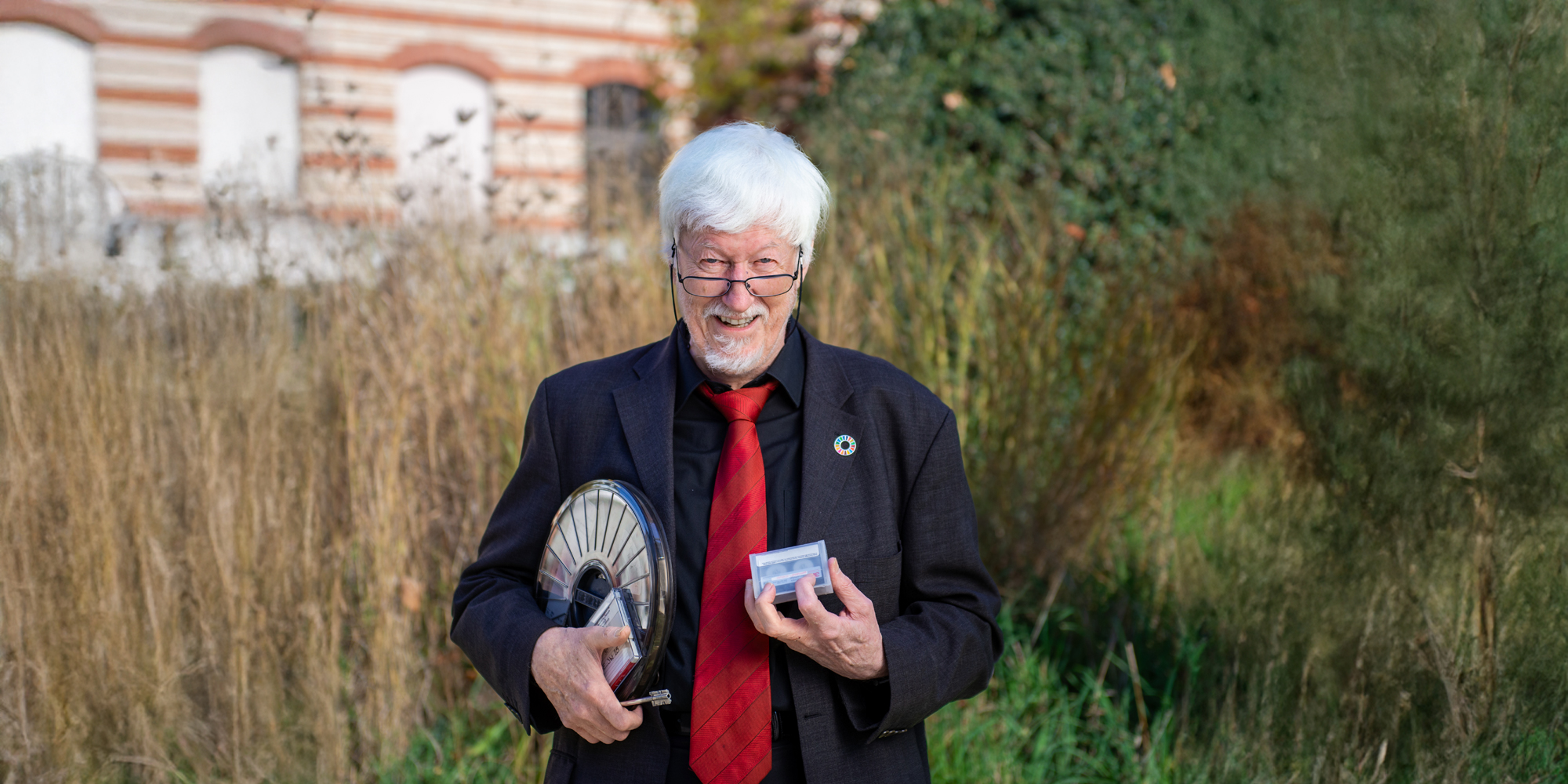 Andreas Fischlin hält eine Kasette, einen Schlüssel und eine CD in der Hand