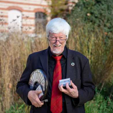 Andreas Fischlin hält eine Kasette, einen Schlüssel und eine CD in der Hand