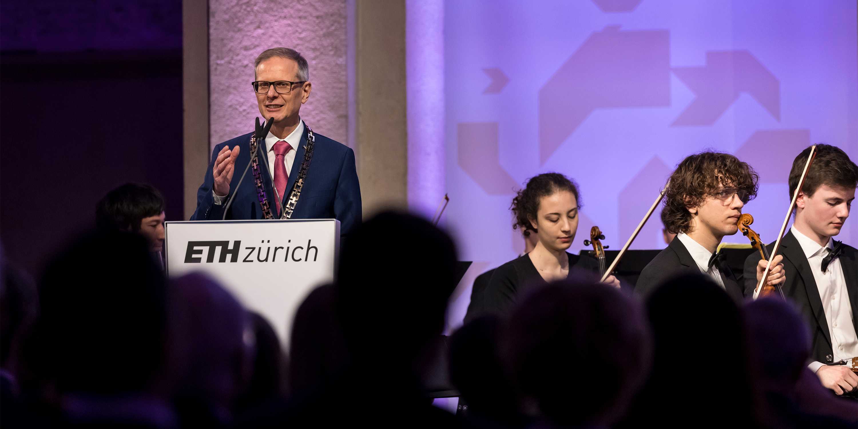 Günther Dissertori auf der Bühne im ETH Hauptgebäude.