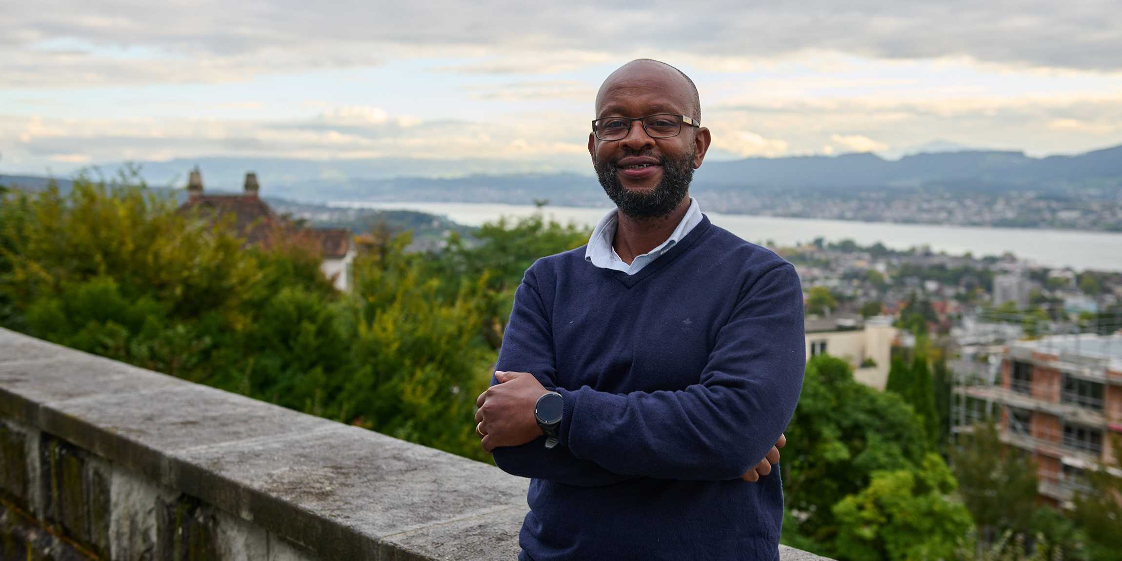 Ciira wa Maina auf der Terasse der Villa Hatt. Im Hintergrund ist der die Stadt und der Zürichsee erkennbar.