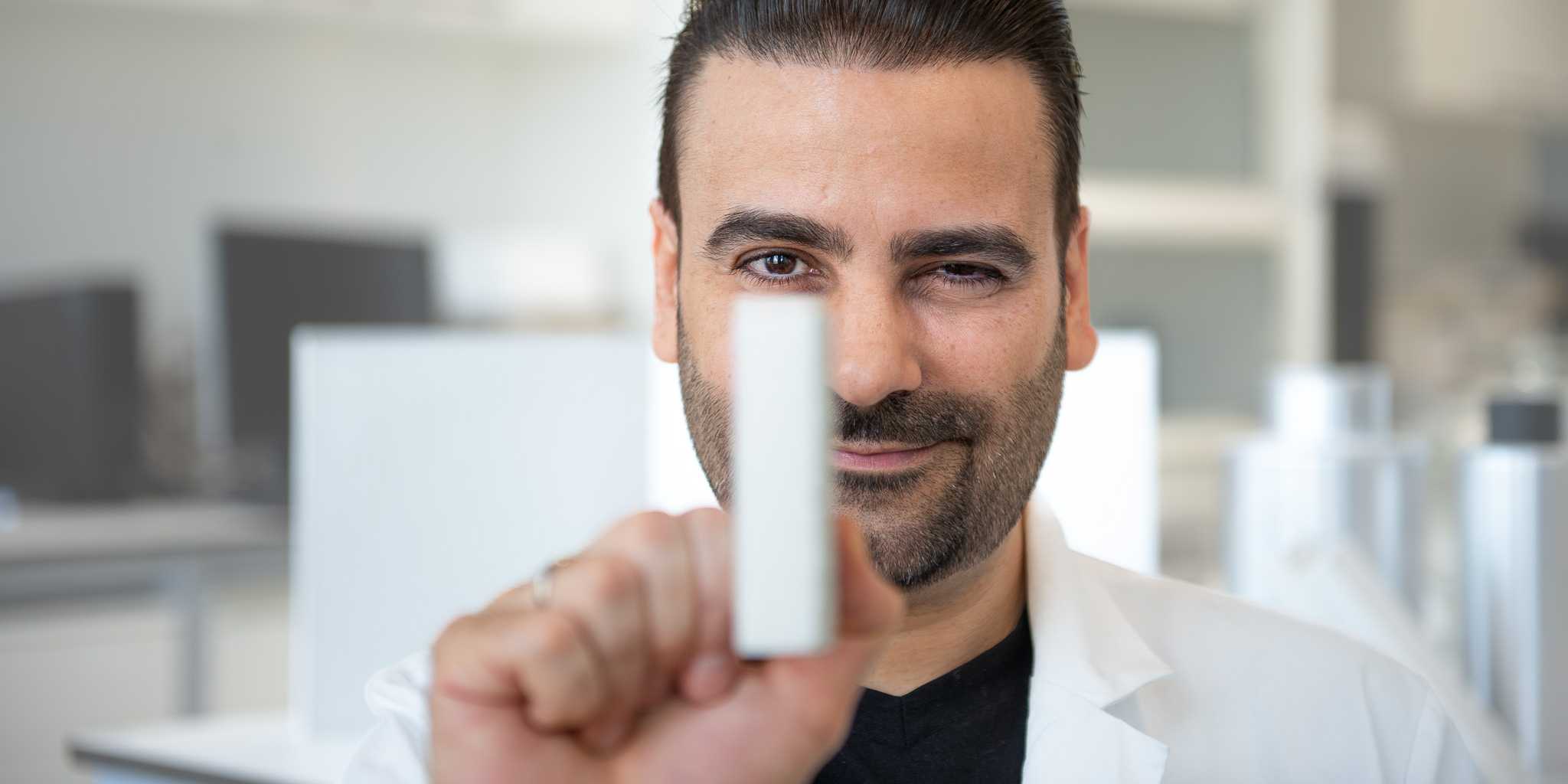 Daniel Sanz mit dem Prototypen in der Hand