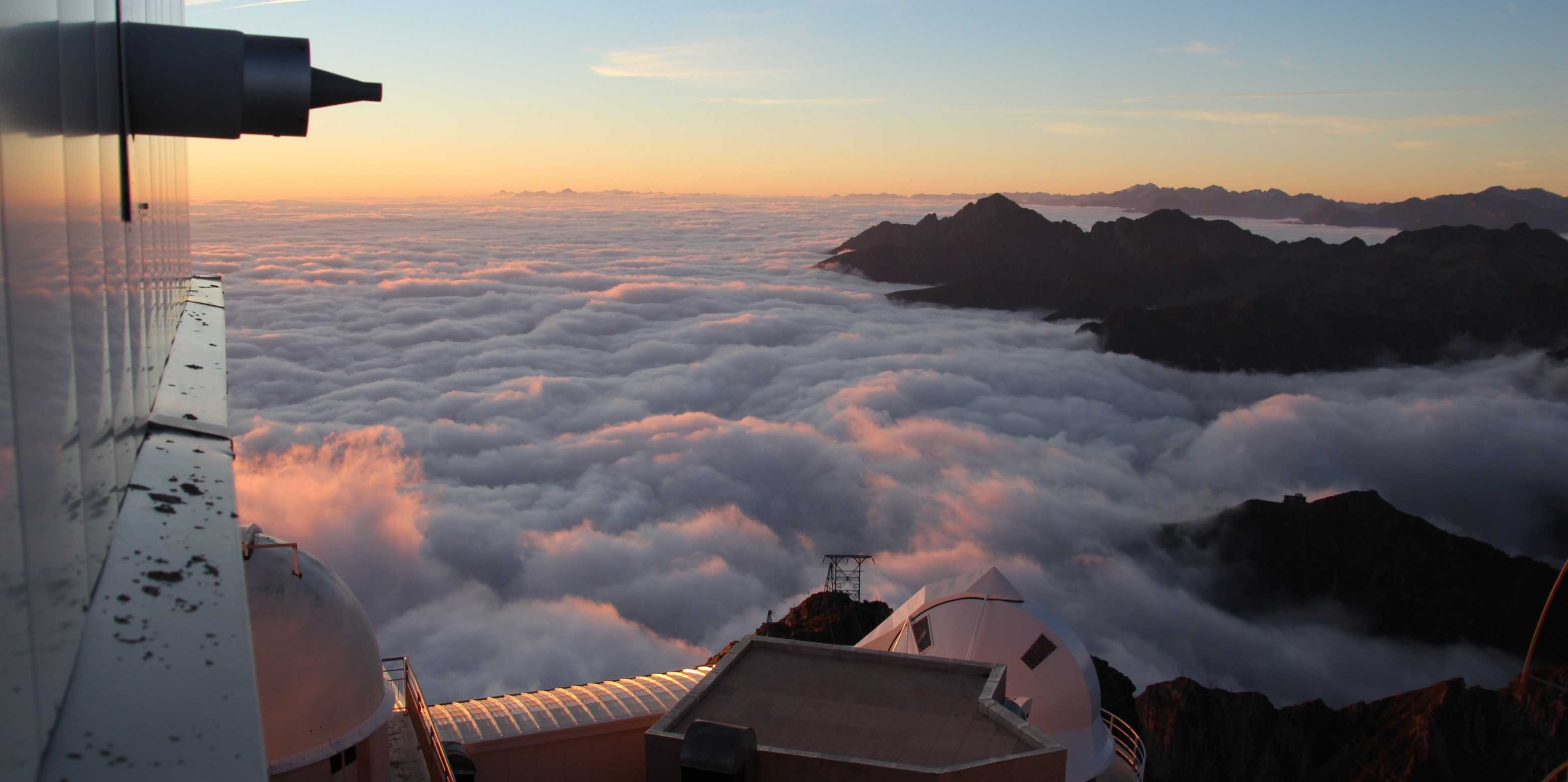 Berge und Wolkenmeer beim Bergobservatorium Pic du Midi in Frankreich