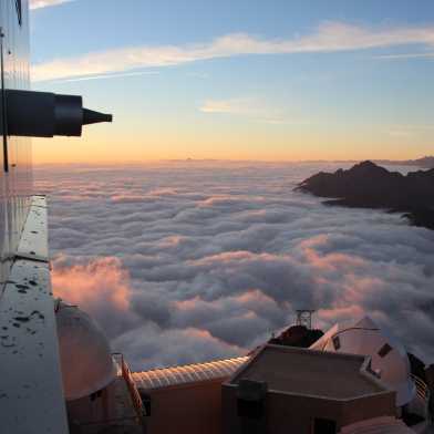 Berge und Wolkenmeer beim Bergobservatorium Pic du Midi in Frankreich