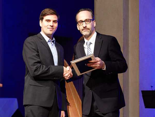 David J. Norris erhält von VSETH-Präsident Kay Schaller den Credit Suisse Award for Best Teaching