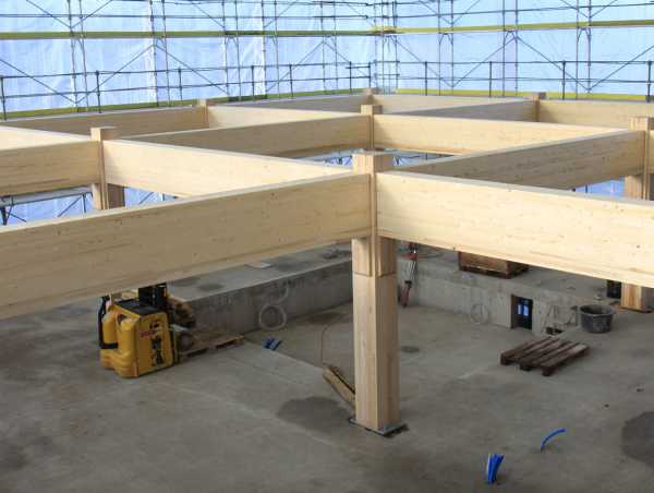 Holzkonstruktion aus Balken und Holzstützen