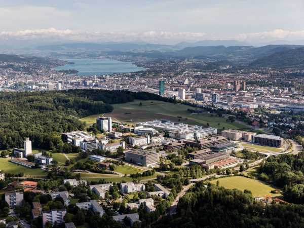 Herzlich willkommen an der ETH Zürich auf dem Campus Hönggerberg. Ein inspirierender Ort, um sich neues Wissen anzueignen.