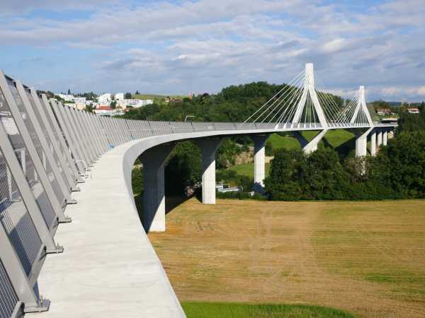 La Poya Brücke, Fribourg: Die Schrägseilbrücke ist ein Teil der Umfahrung von Fribourg. Mit einer Spannweite von 196 m hält sie den Schweizer Rekord in dieser Bauart. Gesamte Brückenlänge: 852 m
