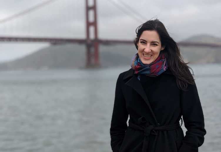 Vergrösserte Ansicht: Kathrin Schuler steht vor der Golden Gate Bridge in San Francisco