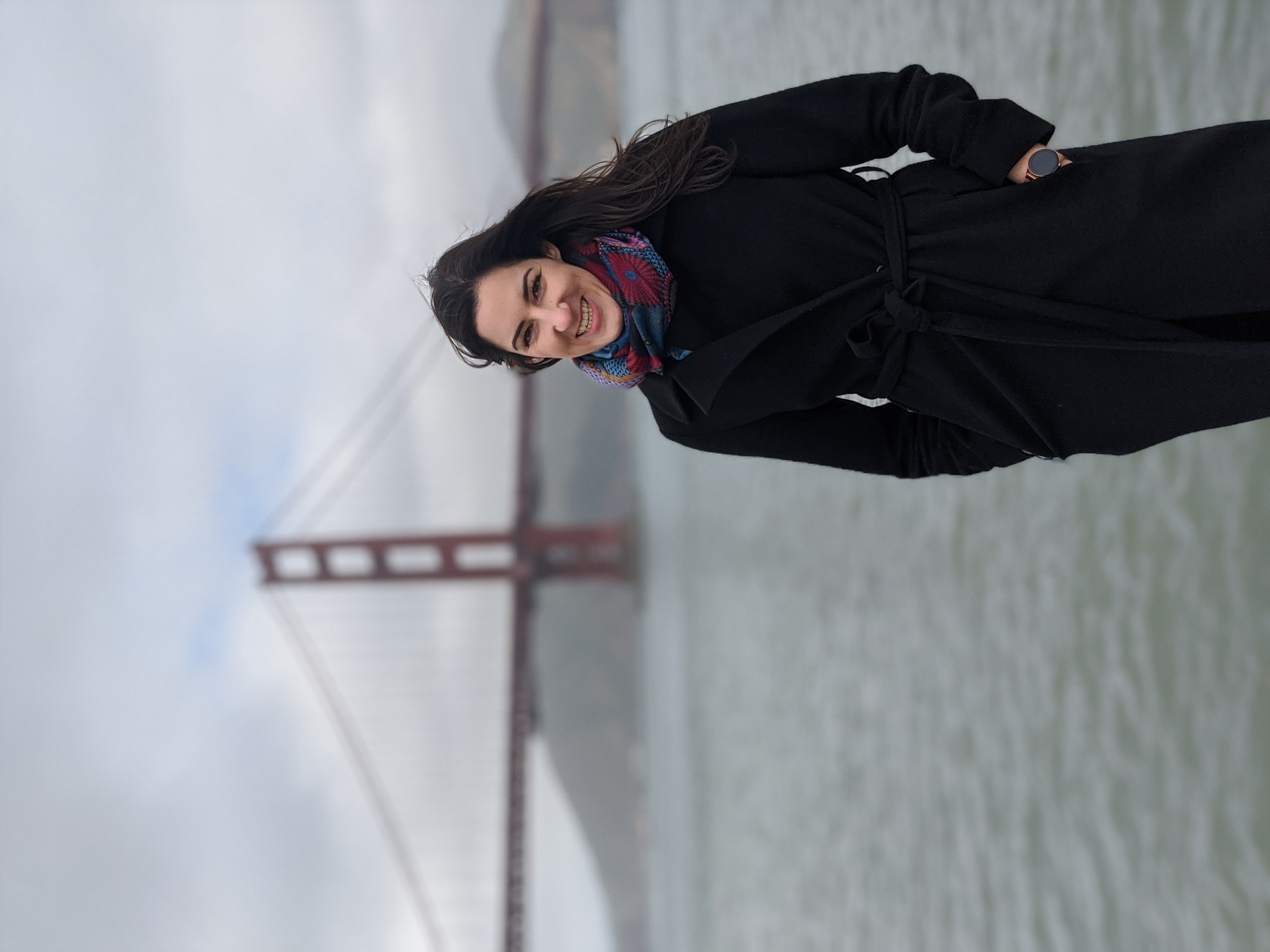 Kathrin Schuler steht vor der Golden Gate Bridge in San Francisco