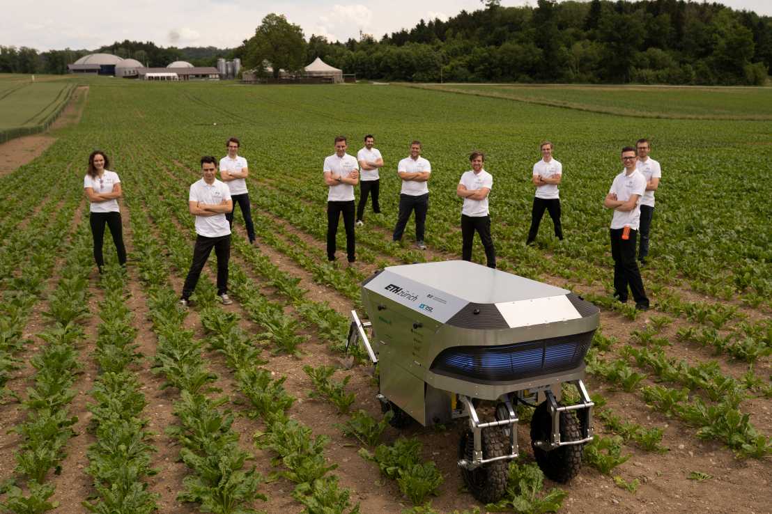 Vergrösserte Ansicht: Team von Rowesys in Agrarfeld mit Roboter