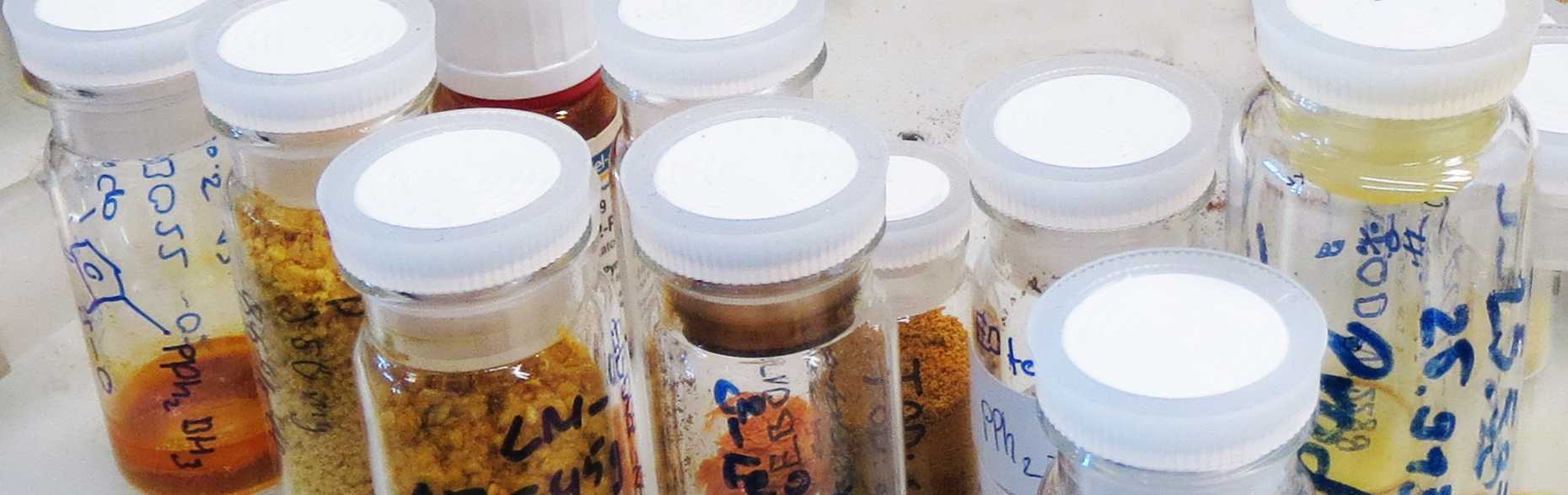 Im Chemielabor: Fläschen mit verschiedenen Substanzen