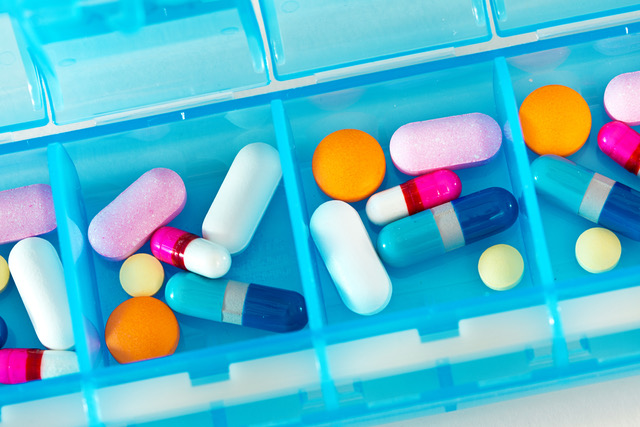 Symbolbild Pharmazeutische Wissenschaften mit verschiedenen Pillen 