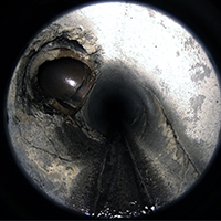 Bild vom Inneren einer defekten Kanalisationsröhre