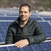 Christian Dürr auf einem Dach mit Solarpanelen
