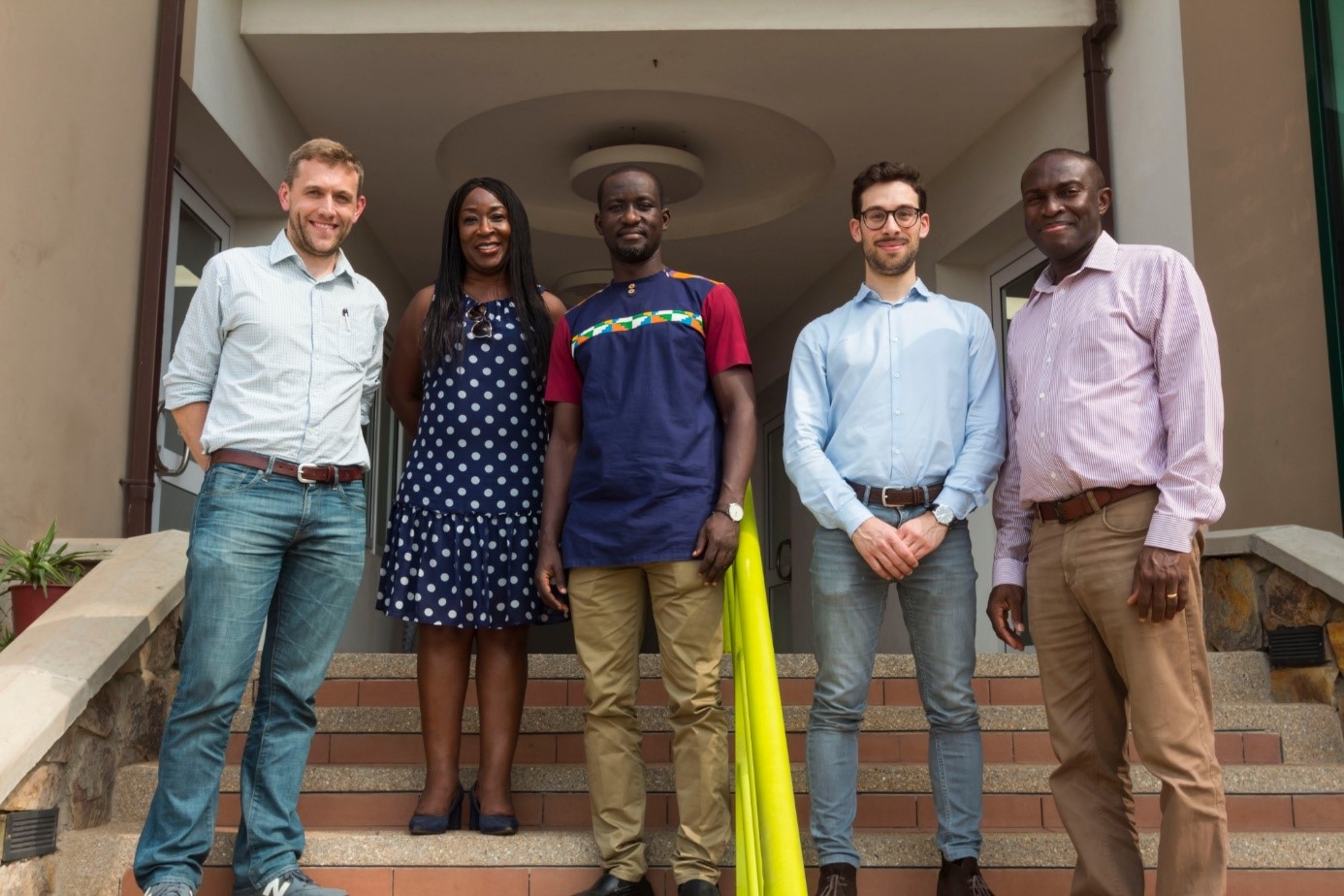 picture of 5 team member of ETH Zurich and Ashesi University on the Ashesi campus