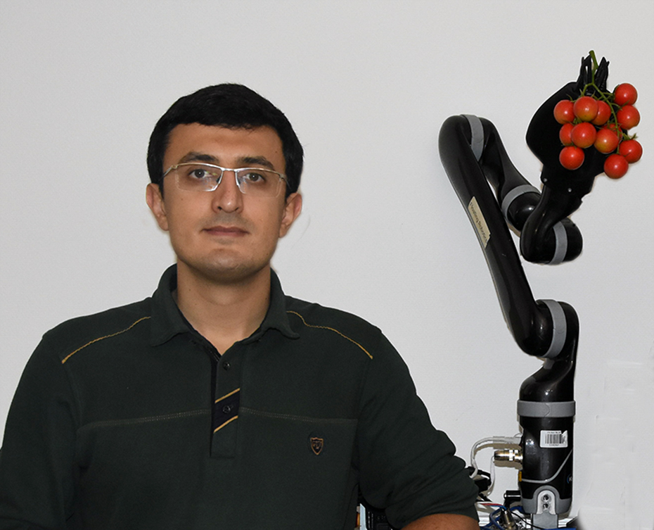 Bild des Gründers mit einem Roboterarm