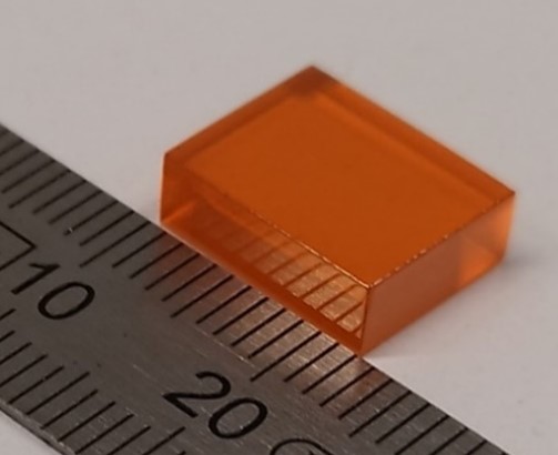 Einkristall, ca. 1cm lang, durchsichtig und orange