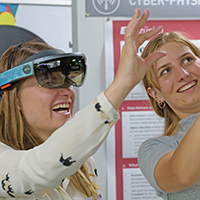 2 Frauen testen VR Brille