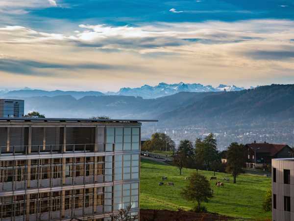 The view from the Hönggerberg campus encompasses Zurich and the Limmat Valley, framed by the Alps. (Photograph: Jean Schmitt)