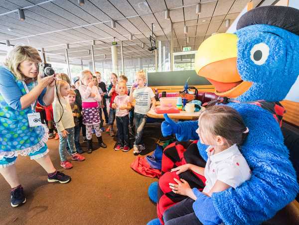 Under the Polyterrasse: Globi greets children at Scientifica 2017, where they can directly experience what data can reveal. (Photograph: Frank Brüderli)