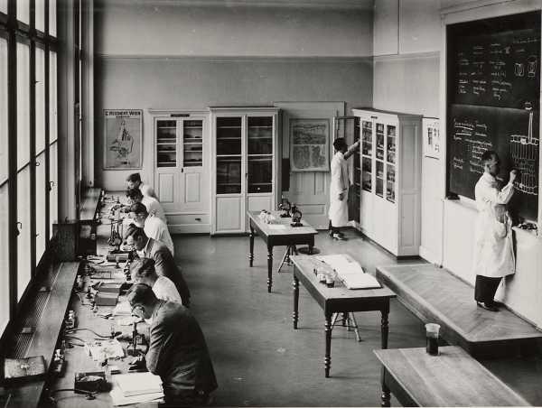 Research without computers: The microscopy room of the natural sciences in the 1930s. (Photograph: ETH Library)