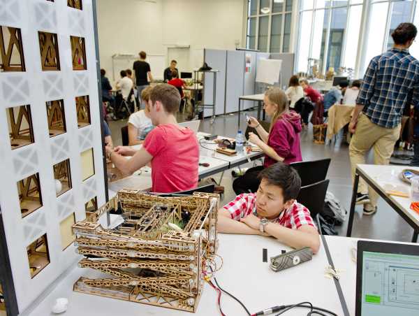 Free learning complements lecture-style teaching: mechanical engineering students work on projects. (Photograph: ETH Zurich / Alessandro Della Bella)