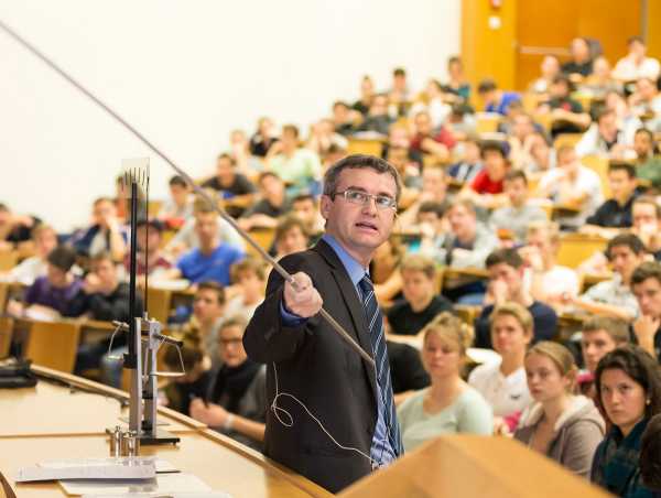Rising number of students: Edoardo Mazza’s mechanics lecture is one of the most popular. (Photograph: ETH Zurich / Alessandro Della Bella)