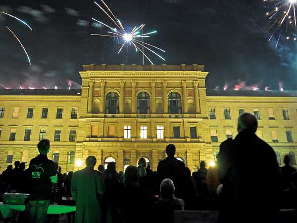 A firework lights up ETH’s main building: in 2012, students celebrated the 150-year anniversary of VSETH (the Association of Students at ETH Zurich). (Photograph: ETH Zurich)