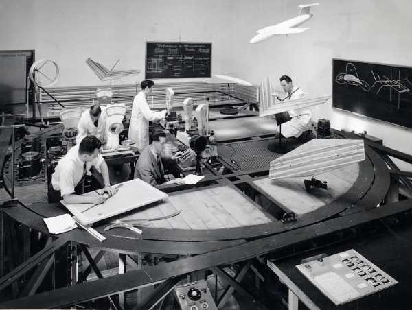 Teaching before digitalisation: students constructing aircraft in the measuring room at the Institute of Aerodynamics in 1955. (Photograph: ETH Library)