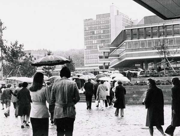 Guests flock to the official opening of ETH Hönggerberg in 1974. (Photograph: ETH Library / Image Archive)