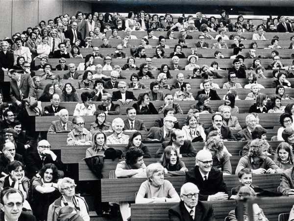 ... and visit the experiment lecture hall in the large auditorium building (HPH). (Photograph: ETH Library / Image Archive)