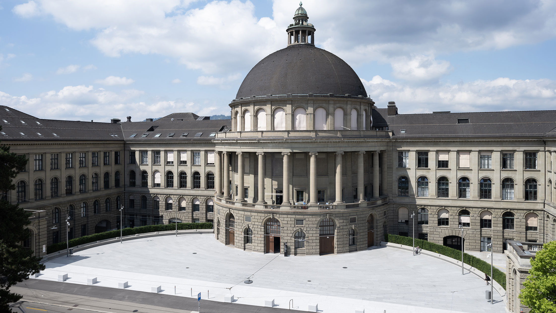 The future forecourt of the main building