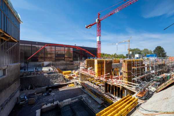 Image of the HIF construction site of April 2020: The shell of the HIF extension is progressing. During the lockdown under adherence to the Corona protection measures. (Picture: ETH Zurich / Alessandro Della Bella)