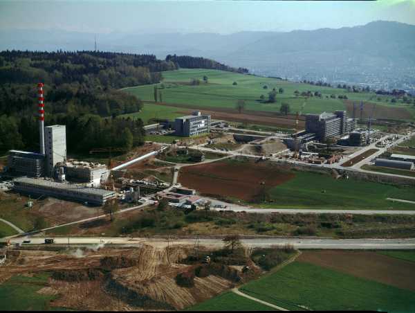 1967: The Laboratory of Nuclear Energy Systems (HIK), the technical physics building and the industrial research department (HPT) take shape. (Photograph: ETH Library / Jules Vogt)
