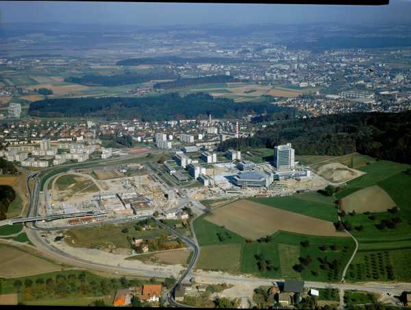 - 1972: The molecular biology building (HIM), the Energy Science Center (HEZ), and what was then the Institute for Construction Engineering and Management were added in the second phase of construction. (Photograph: ETH Library / Björn Eric Lindroos)